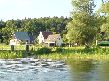 Blick vom See zum Ferienhaus