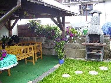 Sitzecke im Garten mit Grill