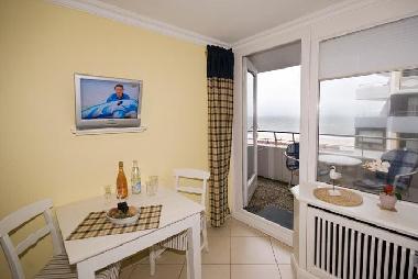 Blick zum Balkon mit direktem Nordseeblick und zur Strandpromenade