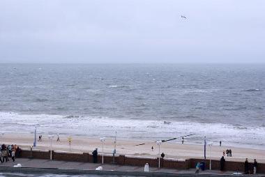Blick vom Balkon zur Nordsee, zum Strand und zur Strandpromenade