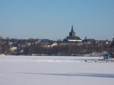 Der zugefrorene See vor der Kulisse von Weissenstadt
