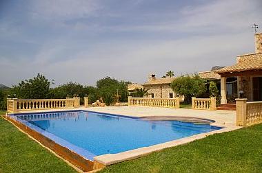 Der Pool mit Poolterrasse