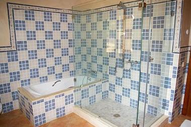 Eines der Bder, mit groer Dusche und Badezimmer