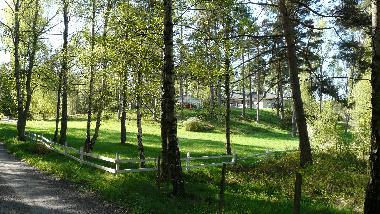Blick bei Anfahrt auf das Gel�nde rechts