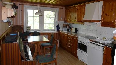 K�chenzeile mit Klavier im Vordergrund