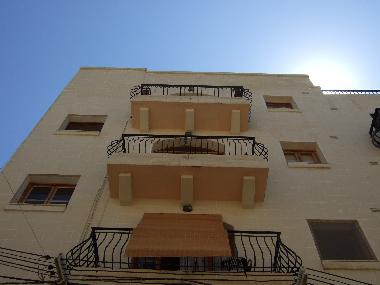 Das Geb�ude ist ein privates Wohnhaus in einer ruhigen Seitenstrasse, Gesch�ft vor der T�r