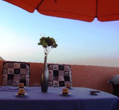 Terrasse komplett mit Sonnenliegen und Grill