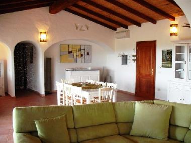 Wohnzimmer mit Blick auf das Esszimmer