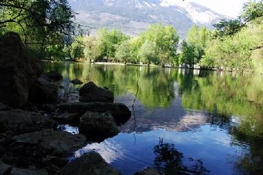 Badesee in Sierre mit Bootsverleih und extra Schwimmbad Strand Badeferien Wallis