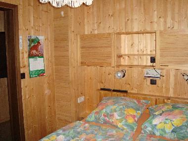 das Schlafzimmer mit Doppelbett