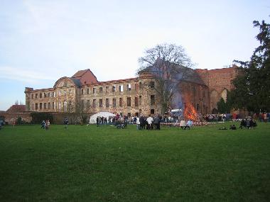 Klosterruine mit Osterfeuer