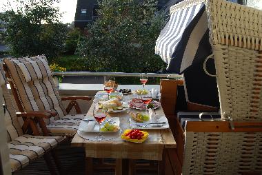 Gem�tlicher Balkon mit Strandkorb, Tisch und zwei St�hlen