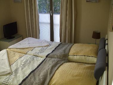 Schlafzimmer mit einem Doppelbett und TV