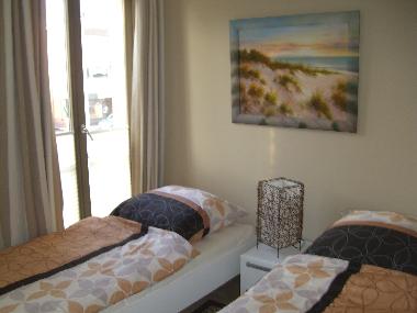 Schlafzimmer mit 2 Einzelbetten und TV