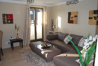 Wohnzimmer mit elektrisch ausziehbarer Ledercouch