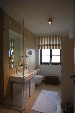 Badezimmer mit einem Doppelwaschbecken