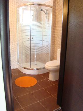  modernes Badezimmer mit Waschmaschine ausgerstet