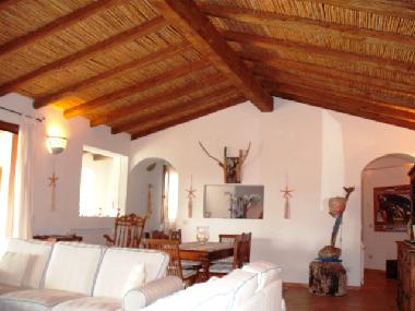 Blick auf Esszimmer und Kche (mit Durchreiche und links Eingang zur Kche), rechts Zugang zu den we