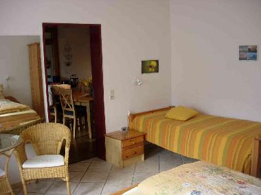 Blick vom Schlafzimmer in den Wohn- / Essbereich