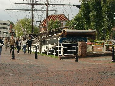 Am Hauptkanal mit Museumsschiff Friederike