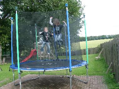 2 Tischtennis-Platten, 9 Fahrr�der, Berg-Gokart mit Soziussitz, Trampolin, 2 Dreir�der u. v. m.