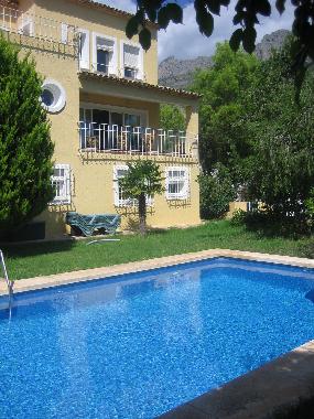 UNTERE 3 FENSTER GEHREN ZU APT. PET1 MIT 2 SCHZ.