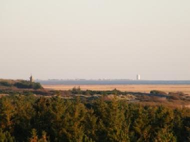 Tele-Blick auf den Sdstrand mit dem Bhler Leuchtturm und bis Bsum