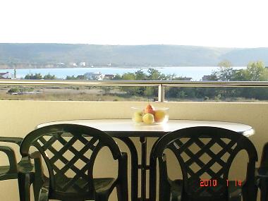 Blick vom Balkon auf die Bucht.