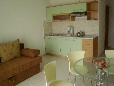 Wohn/Essraum mit Schlafcouch.