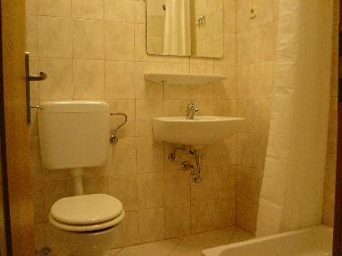 Badezimmer mit Wc und Dusche