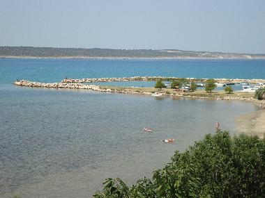 Kleiner Bootshafen mit kl.Sandstrand, Ortsmitte.