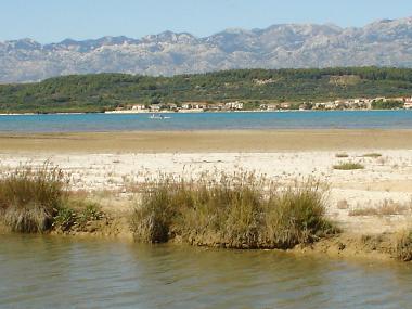 Einsamer Sandstrand,auf der anderen Seite der Bucht.