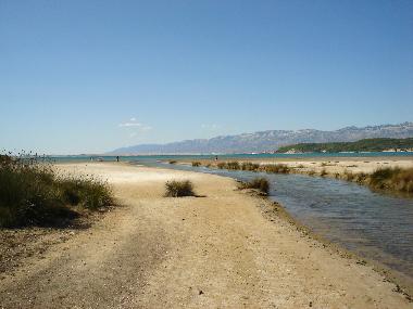 Kleiner Bach fliesst in die Adria,ideal f�r Angler und Taucher.