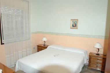 Schlafzimmer mit Doppelbett