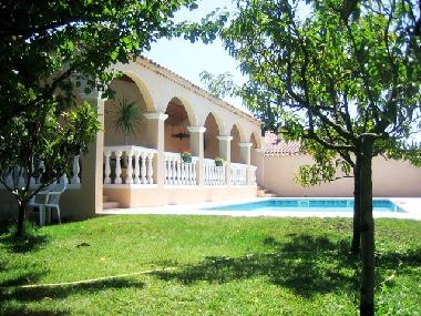 Die Liegewiese mit provencalischen B�umen