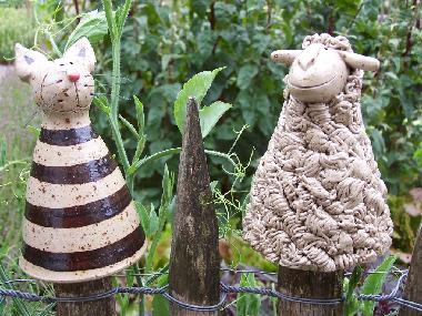 Miau und M��h haben sich auf dem Stakenzaun eingefunden