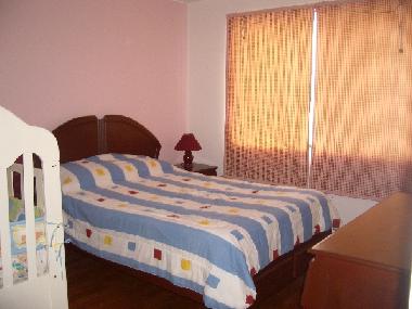 Schlafzimmer 1 mit Doppelbett, auf Wunsch zus�tzlich Kinderbett m�glich