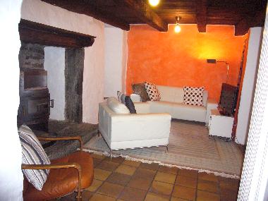 Wohnzimmer mit altem Kamin, Tv, Dvd