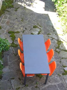 Grill und Essplatz hinter dem Haus
