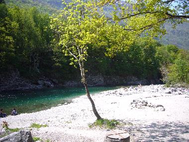 feiner Sandstrand und Schwimmm�glichkeit an der Maggia