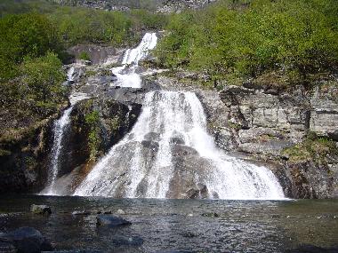 Wasserfall und Schwimmbecken ein Dorf weiter