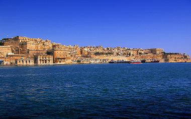 gro�artiger Hafen von valletta (ist blauer Himmel fast ein garan