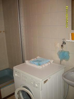 Bad mit Dusche,Waschbecken und Waschmaschine.WC ist seperat gelegen