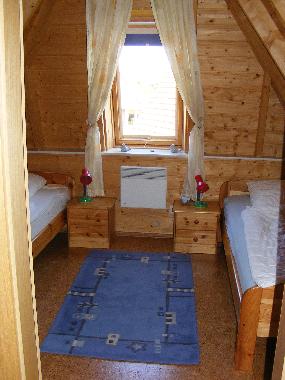 Im OG ein Schlafzimmer mit 2 Betten (k�nnen auch zusammen gestellt werden.
