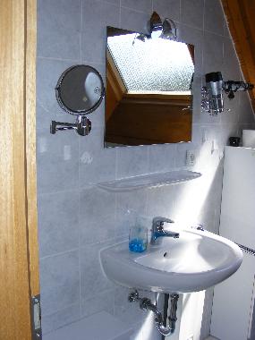 Gro�es Bad mit Haarf�n und Kosmetikspiegel im OG