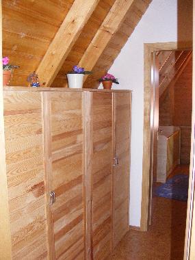 Ablagef�cher und Safe im Wandschrank im OG 