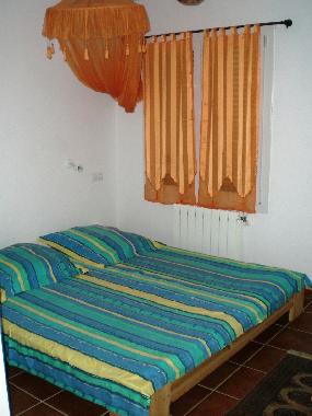 Schlafzimmer mit Doppelbett