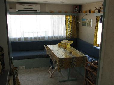 wohnzimmer mit musik usw