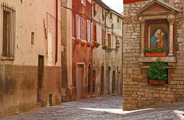 Typische Gasse der Stadt Cagli.