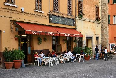 Typische italienische Bar in Cagli.